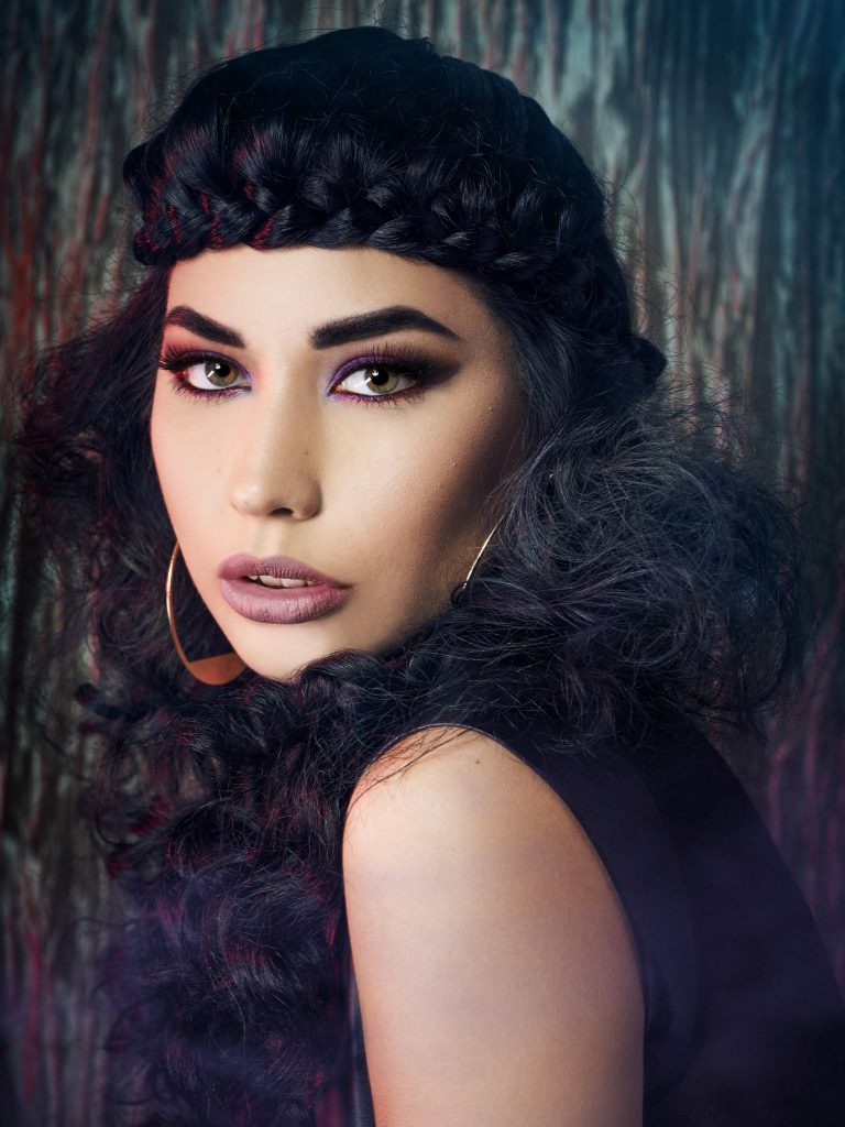 woman with dramatic contouring